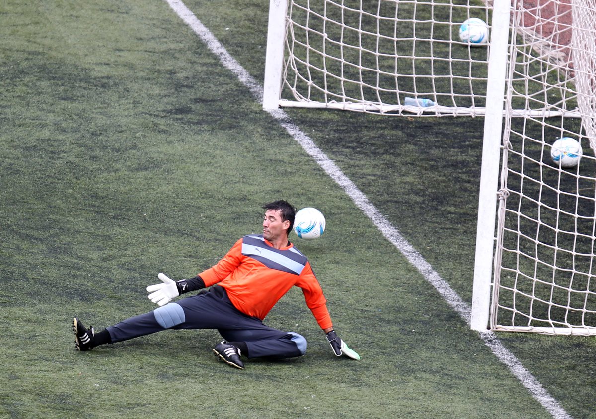 Luis Pedro Molina, durante el entrenamiento albo. (Foto Prensa Libre: Carlos Vicente)