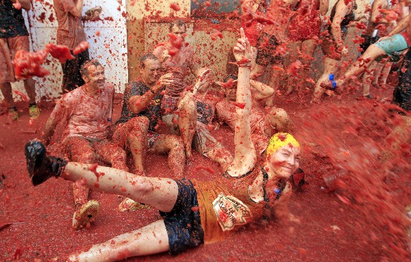 <em><span class="hps">Varias personas participan</span><span class="hps"> en la</span> <span class="hps">anual</span> <span class="hps atn">"</span><span>tomatina</span><span>"</span> <span class="hps"> de</span> <span class="hps">Buñol</span><span>,</span> <span class="hps">Valencia,</span> <span class="hps">España</span><span>.</span></em> (Foto Prensa Libre: AP)
