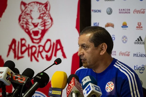 El director técnico de la selección de fútbol de Paraguay, Ramón Díaz, ofrece declaraciones a periodistas.(Foto Prensa Libre: EFE)