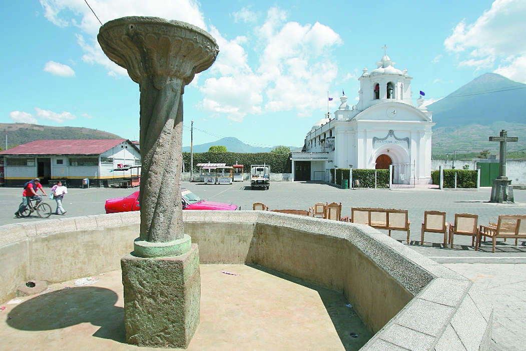 Fuente de San Miguel Duen?as. La pila es reciente. (Foto: Hemeroteca PL)