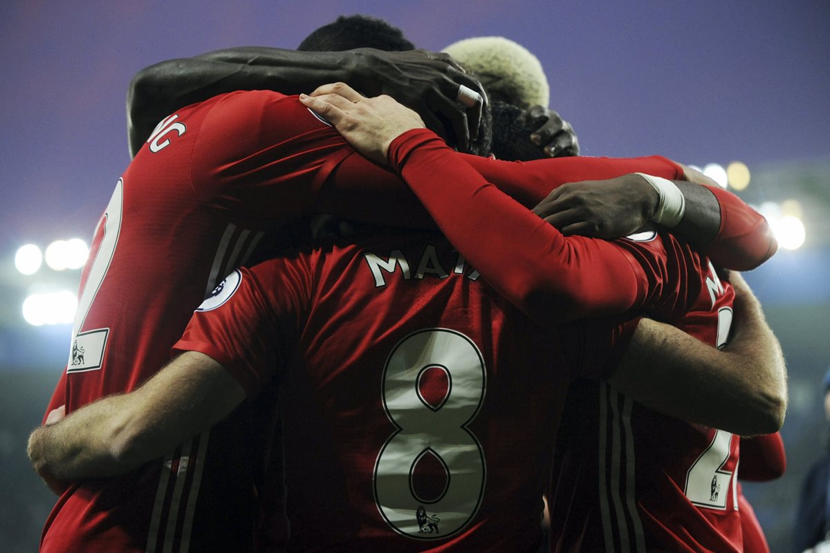 Los jugadores del United celebran el triunfo. (Foto Prensa Libre: AP)