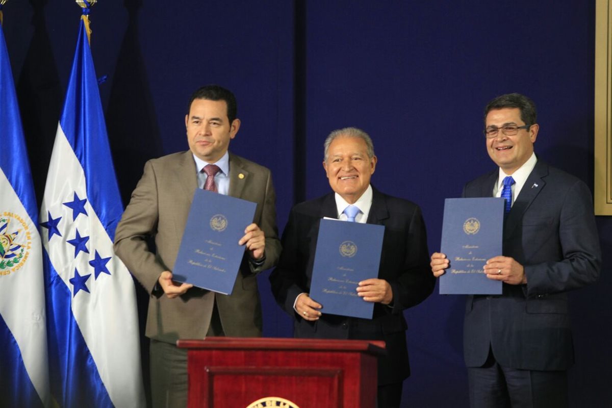 Jimmy Morales, Salvador Sánchez y Juan Orlando Hernández, acordaron la creación de una fuerza de tarea trinacional para la seguridad del Triángulo Norte. (Foto Prensa Libre: Edwin Bercián)