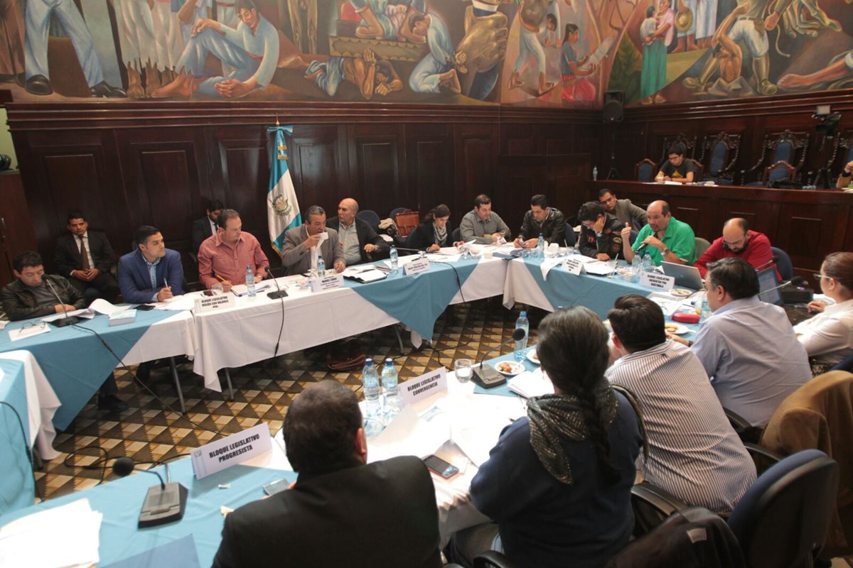 La mesa técnica analiza y discute las reformas a la Ley Orgánica del Congreso. (Foto Prens Libre: Erick Ávila)