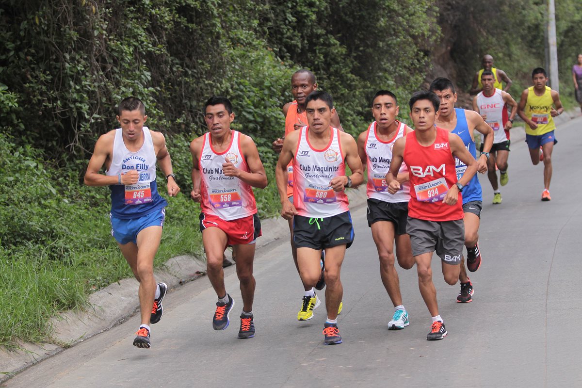 Los corredores, en acción, durante el Medio Maratón de San Juan Sacatepéquez. (Foto Prensa Libre: Jesús Cuque)