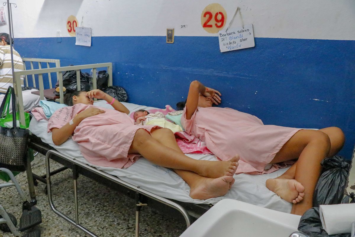 Dos mujeres y un recién nacido ocupan una misma cama en el Hospital Nacional de Retalhuleu. (Foto Prensa Libre: Rolando Miranda)