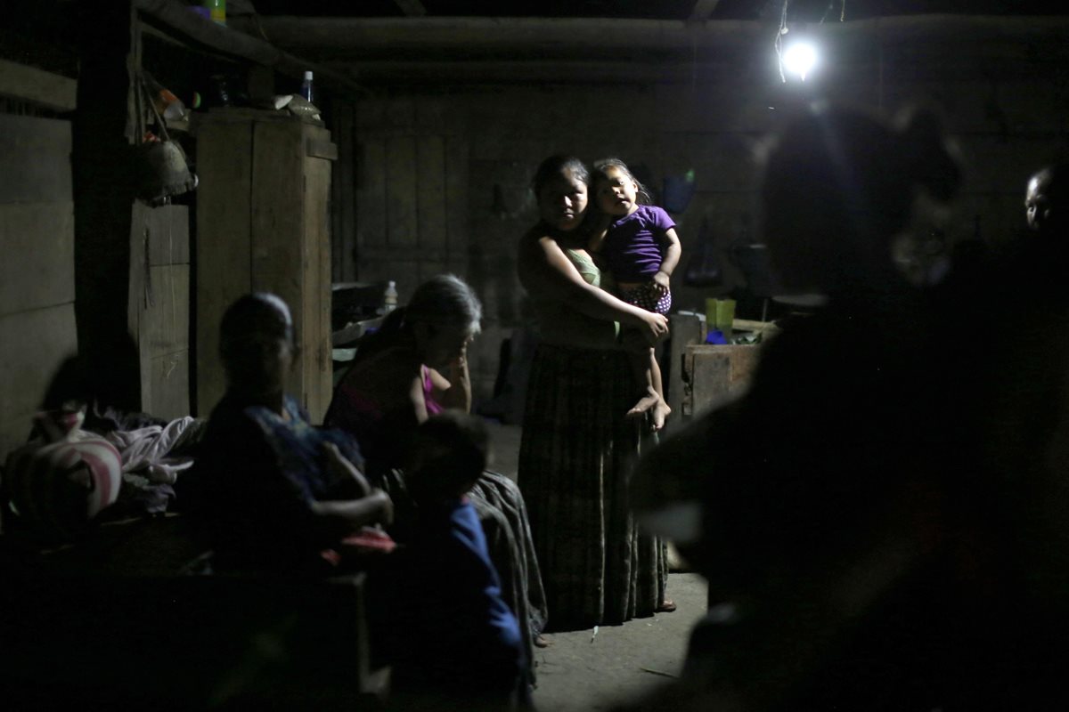 La familia de Jakelin Caal, la niña inmigrante que murió el pasado 8 de diciembre bajo custodia de la Patrulla Fronteriza, espera la llegada del féretro con el cuerpo de la menor.