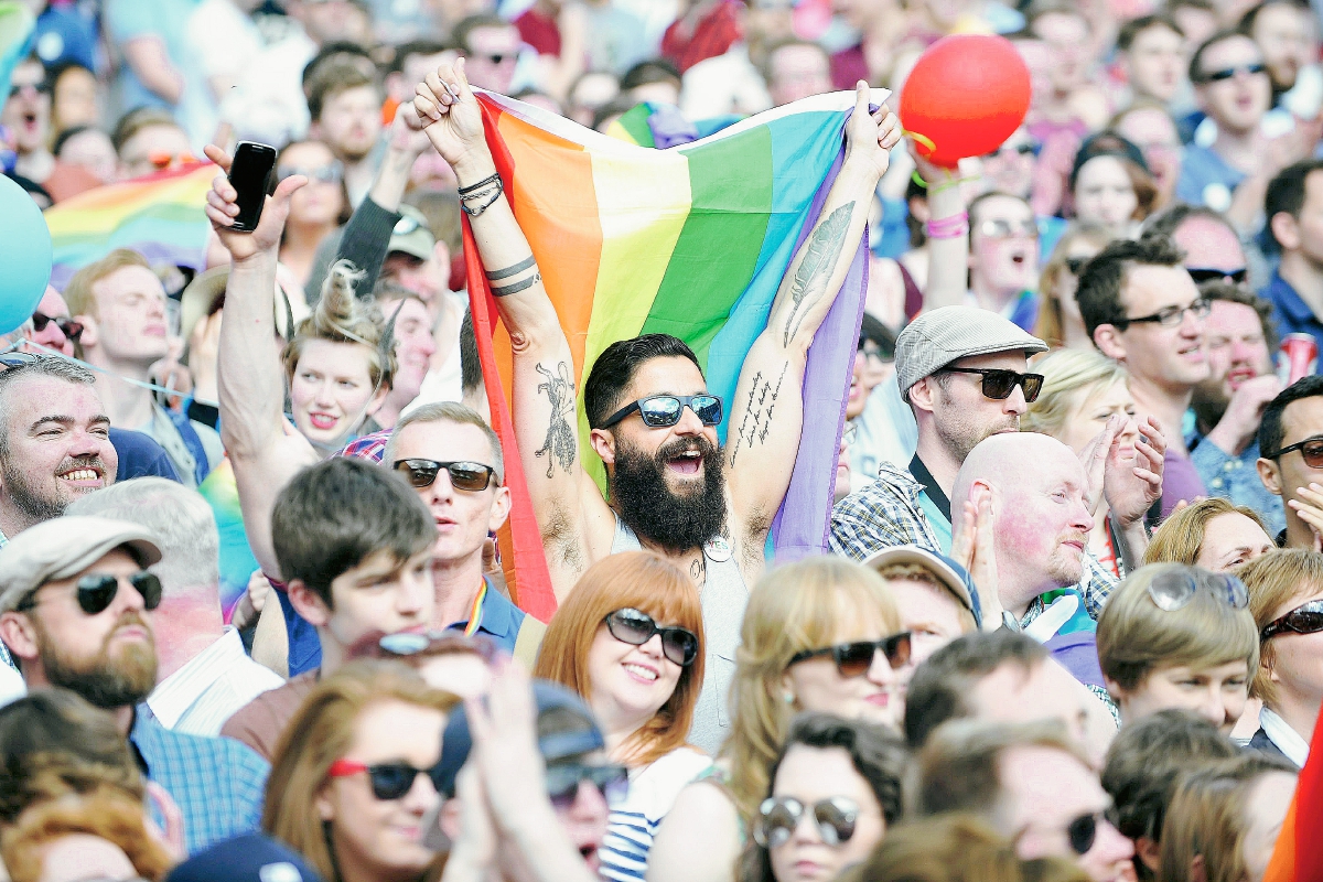 Miles de irlandeses celebraron la legalización del matrimonio homosexual. (Foto Prensa Libre: EFE).