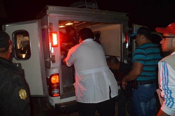Socorristas trasladan al Hospital Regional de Zacapa a tres personas heridas de bala en La Unión. (Foto Prensa Libre: Julio Vargas)