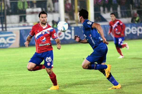 José Guarino de Xelajú MC y Andrés Fernández de Municipal pelean por el balón. (Foto Prensa Libre: Carlos Ventura).