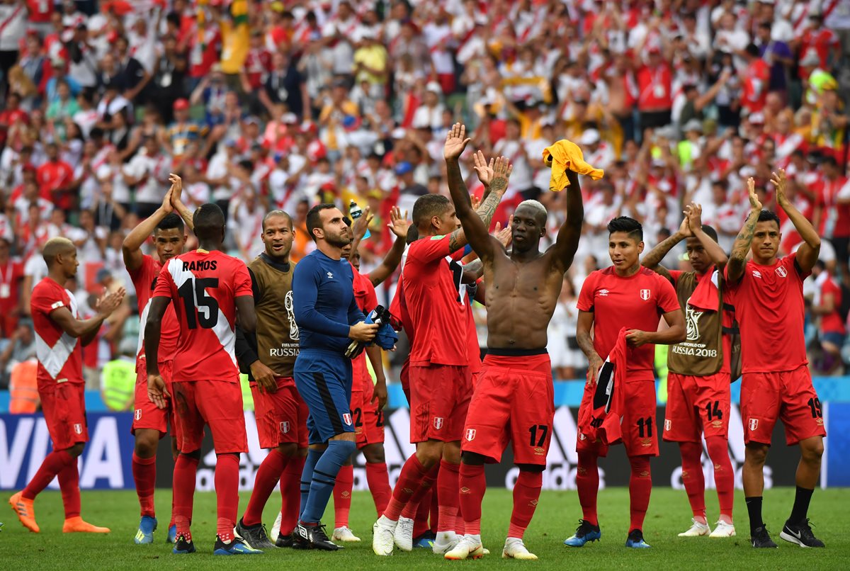 Los jugadores de Perú agradecieron a los aficionados al finalizar el partido. (Foto Prensa Libre: AFP)