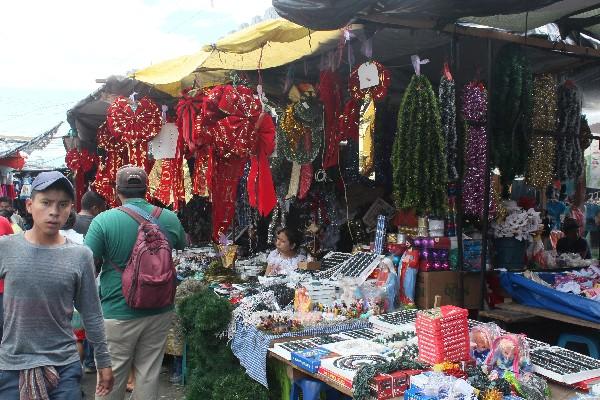 Artículos navideños están   disponibles   para  la venta en la 4a. avenida de la zona 1 de  Escuintla.