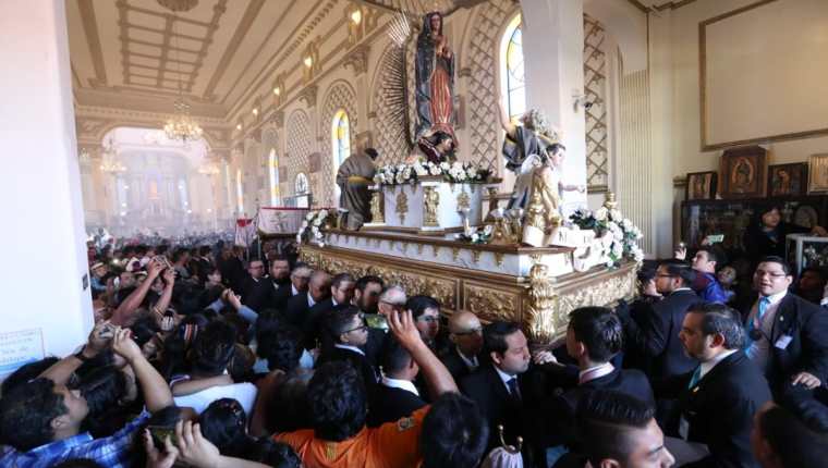En el Santuario de la Virgen de Guadalupe de la zona 1 de la capital, decenas de católicos demuestran su devoción. (Foto Prensa Libre: Carlos Hernández Ovalle)
