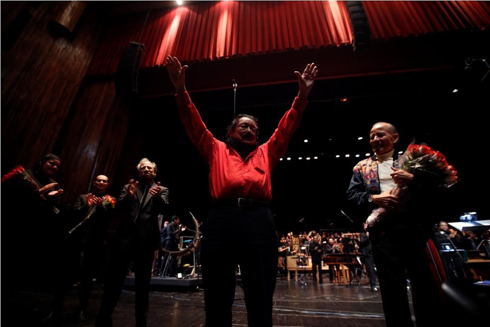 El maestro Joaquín Orellana agradece al público su cariño y aplausos. (Foto Prensa Libre: Cortesía Mehalcar Álvarez)