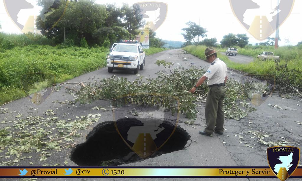 Un agente de Provial muestra el área socavada en el km 80 de la ruta a suroccidente, Siquinalá, Escuintla. (Foto Prensa Libre: Provial)