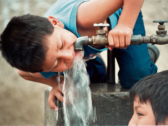 Consumir agua con arsénico es dañino para la salud. (Foto Prensa Libre: Hemeroteca PL).