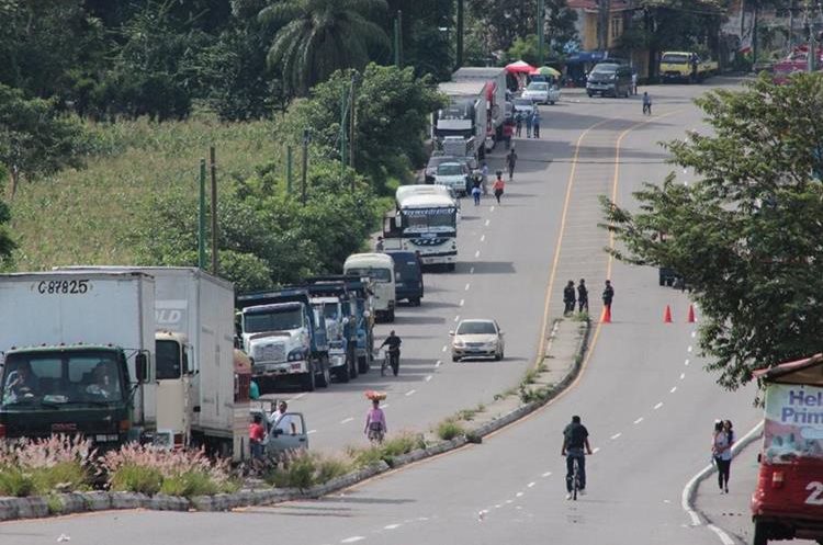 En bloqueos anteriores, la fila de vehículos se ha extendido por varios kilómetros. (Foto Prensa Libre: Hemeroteca PL)