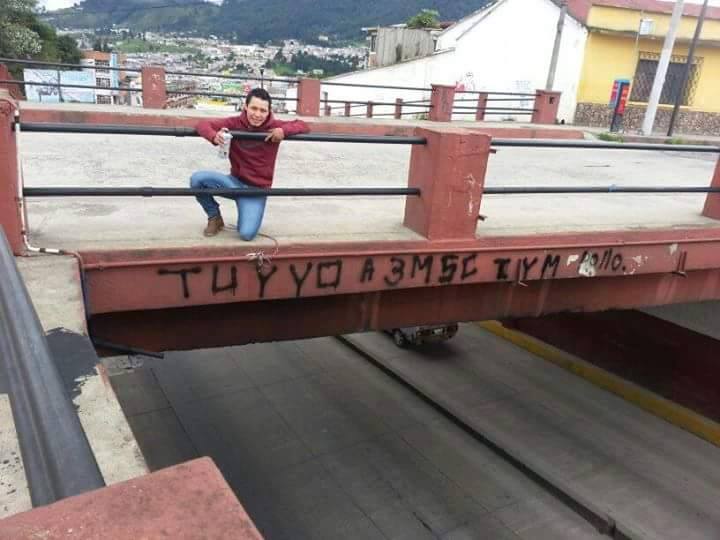 Supuesto autor del mensaje pintado en el puente La Revolución, en Xela, sostiene una lata de pintura en aerosol. (Foto tomada de Facebook)