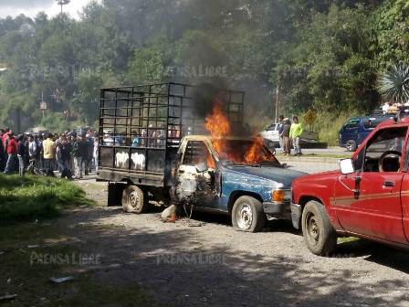 Automotor en el que se desplazaban los presuntos delincuentes en Tecpán Guatemala, Chimaltenango. (Foto Prensa Libre: Ángel Julajuj)