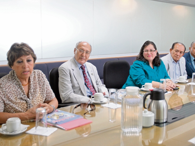 Ileana Alamilla, presidenta  de la  APG; Julio  García, vicepresidente;   Zulma Hernández, prosecretaria; Rogelio Chacón, tesorero; y Miguel  González, director segundo.