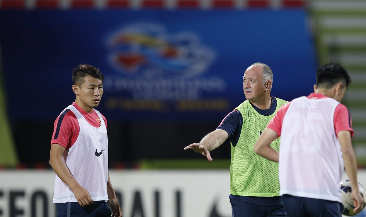 Scolari es elegido como el entrenador del año en la liga china