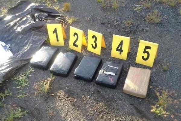 Al menos 11 libras de cocaína transportaban las lanchas que fueron interceptadas. (Foto Prensa Libre: Ejército de Guatemala)