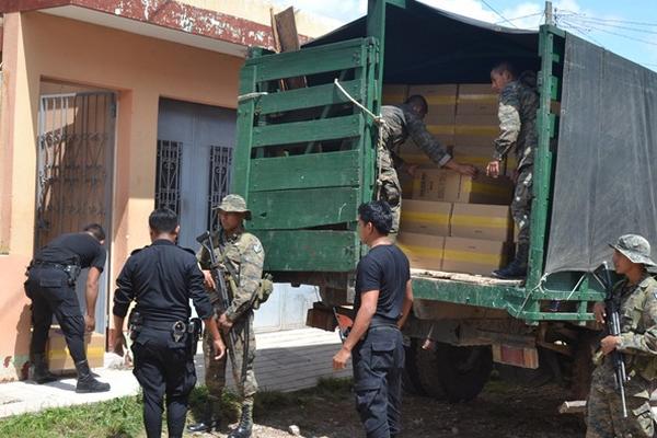 Una vivienda era utilizada como bodega de los cigarrillo. (Foto Prensa Libre: Edwin Paxtor)