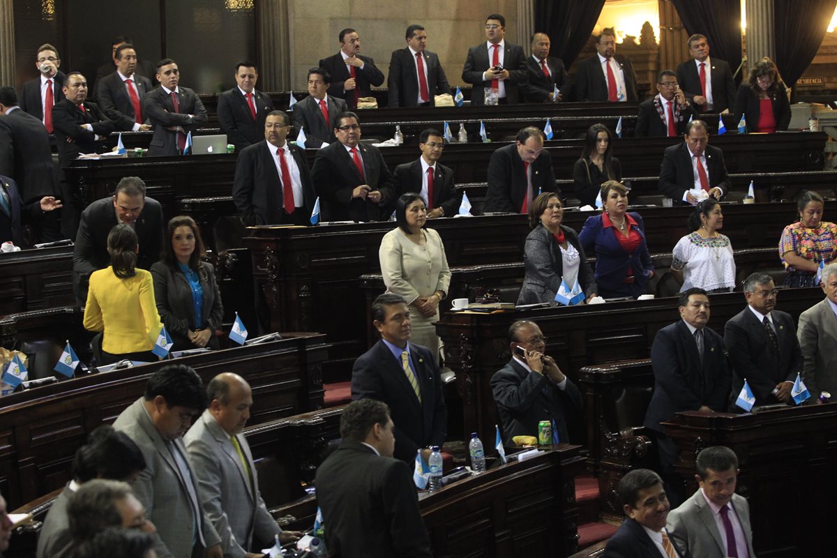 Los diputados de Líder se distinguieron por utilizar corbatas. El pasado martes, muchos ya no portaron nada de ese color. (Foto Prensa Libre: Hemeroteca PL)