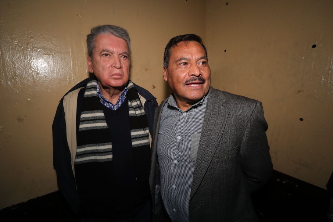 Celso Cerezo ex ministro de Salud y Óscar Velasquez ex viceministro de Economía en el sótano de tribunales.