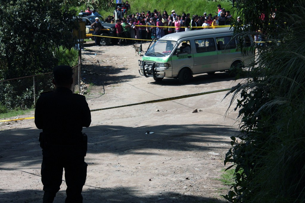 Lugar dona ocurrió el ataque contra la unidad de transporte colectivo, en Quetzaltenango. (Foto Prensa Libre: Carlos Ventura)