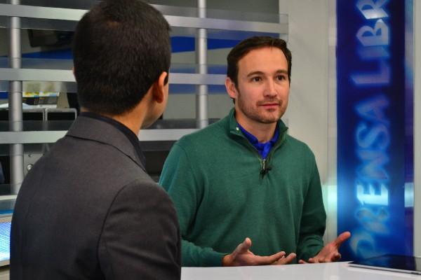 El periodista Cristian Dávila entrevista al educador Manuel Ayau, durante El Consultorio.
