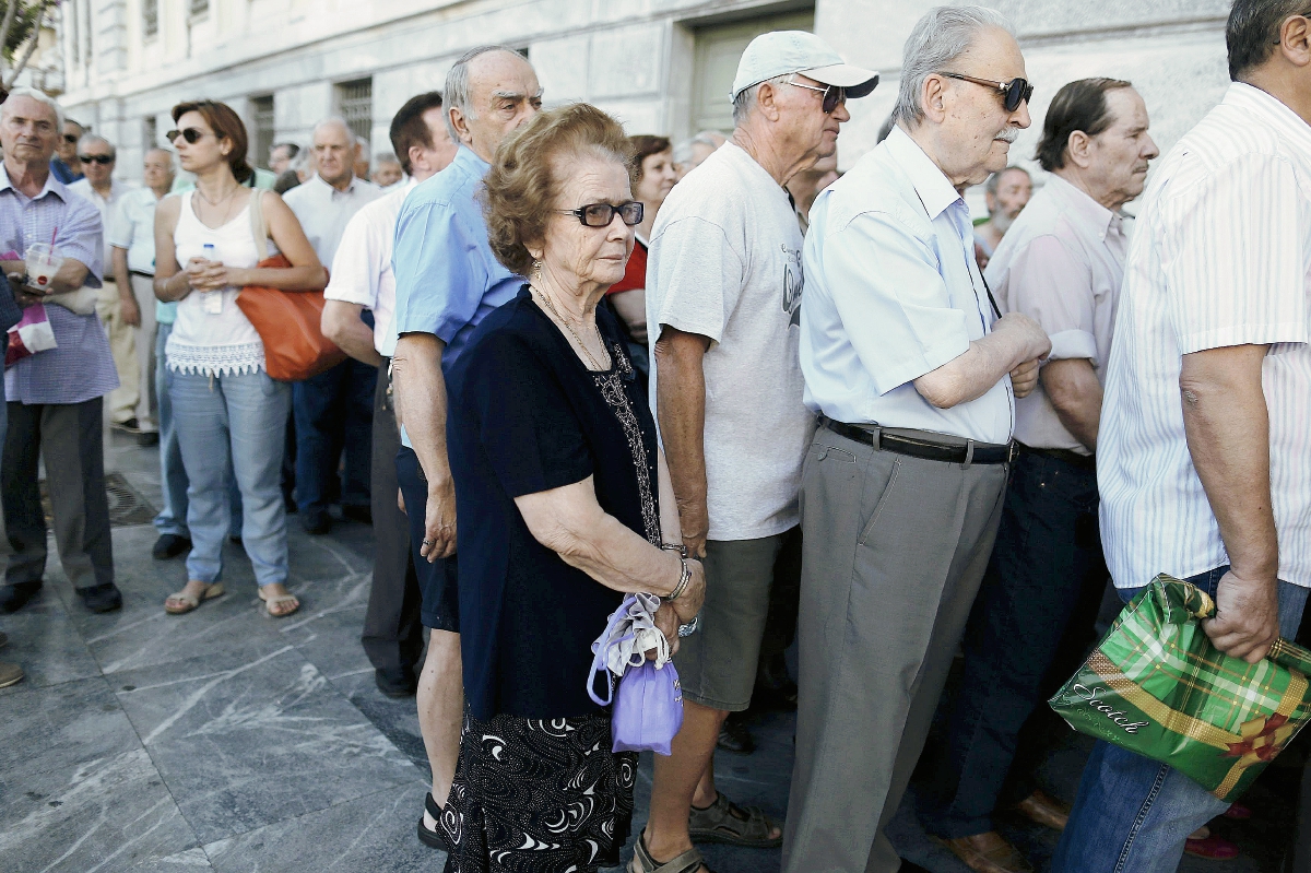 Griegos hacen cola en una sucursal del Banco Nacional de Grecia (PL-EFE)