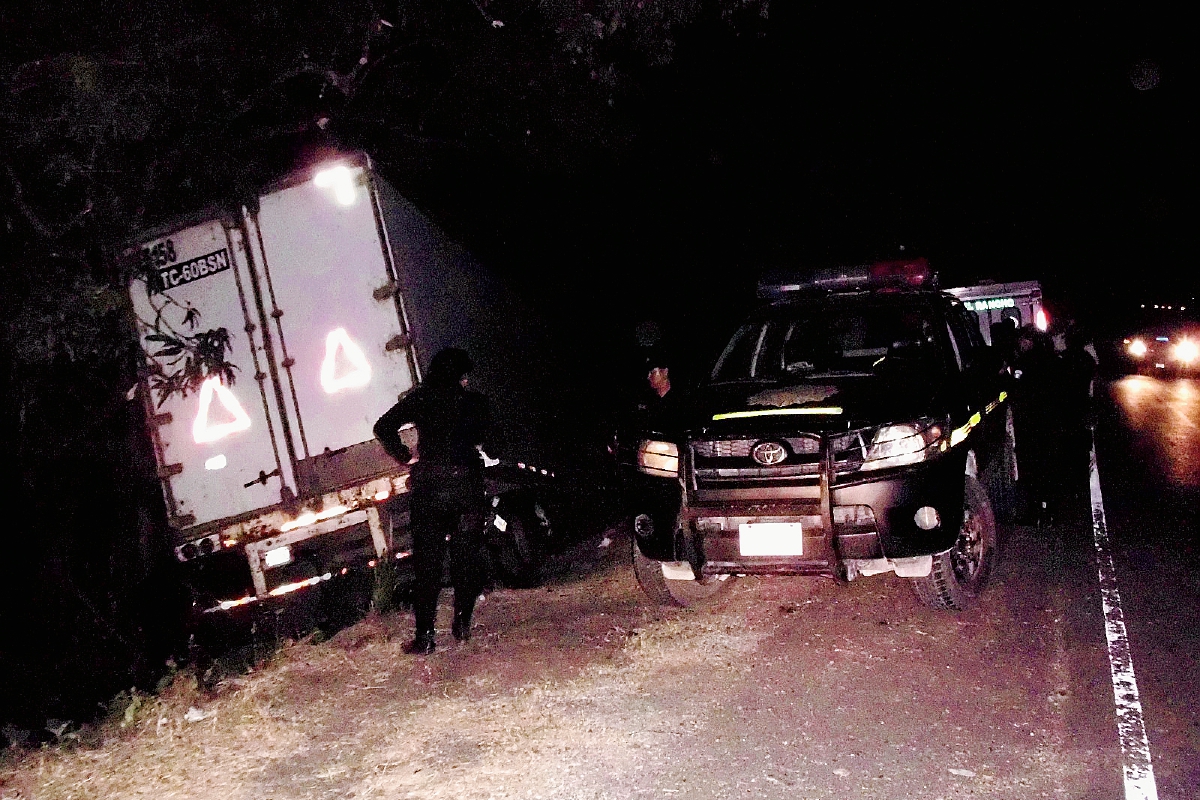 Las dos personas murieron calcinadas luego de empotrarse unos árboles. (Foto Prensa Libre: Héctor Contreras)