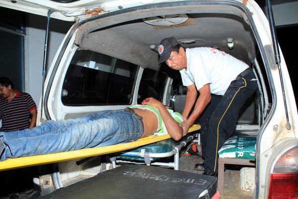 Al menos tres personas resultaron heridas en el kilómetro 213 hacia Retalhuleu. (Foto Prensa Libre: Rolando Miranda)