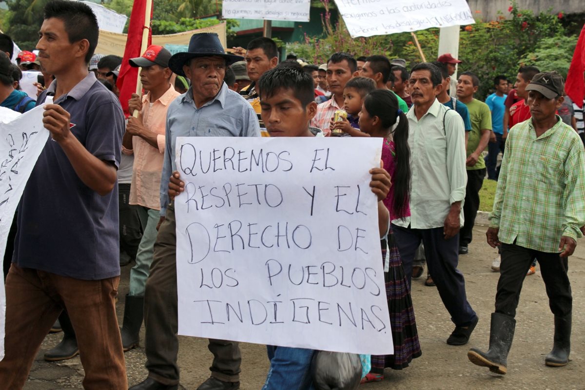 Protestas contra la criminalización de líderes comunitarios en Izabal. (Foto Prensa Libre: Dony Stewart)
