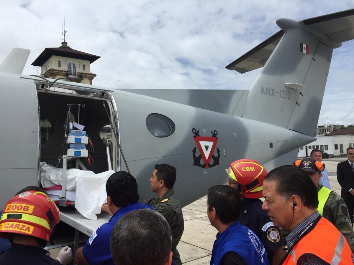 Un avión ambulancia de la Secretaria de la Marina de México fueron trasladados dos pacientes que sufrieron quemaduras por la erupción del Volcán de Fuego. (foto: Embajada de México)