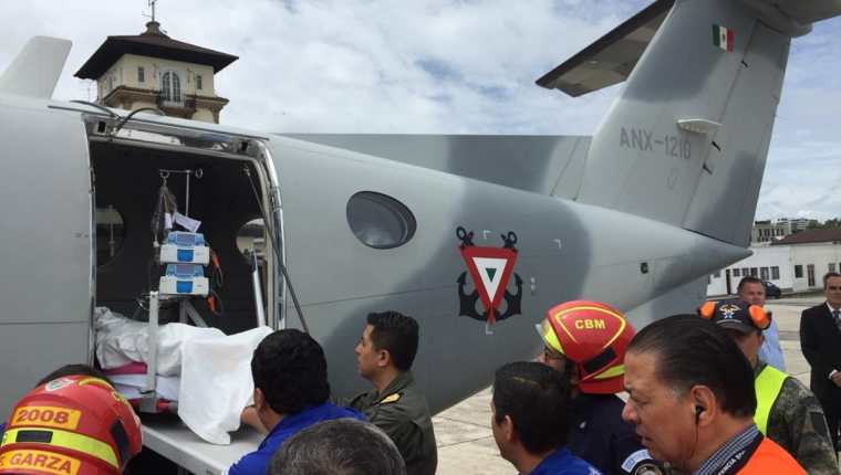 Un avión ambulancia de la Secretaria de la Marina de México fueron trasladados dos pacientes que sufrieron quemaduras por la erupción del Volcán de Fuego. (foto: Embajada de México)