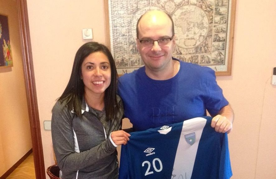 La futbolista guatemalteca Ana Lucía Martínez junto a Alexis Martín Tamayo "Mister Chip", al momento de entregar la camisa de la Selección Nacional. (Foto Prensa Libre: Cortersía Ana Lucía Martínez)