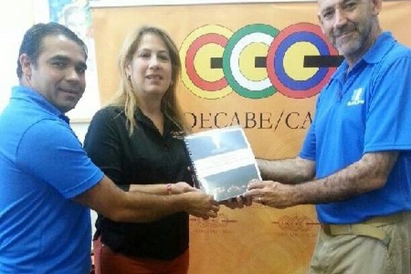 Gerardo Aguirre —der— entrega documentación. (Foto Prensa Libre: cortesía COG)