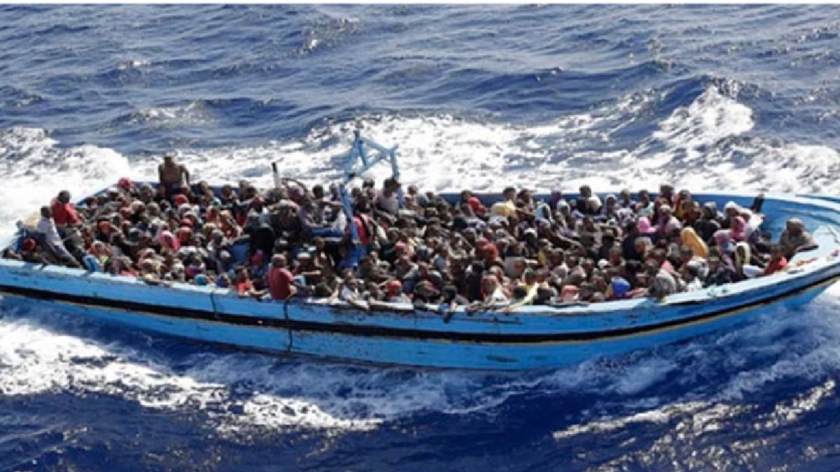 Grupo deinmigrantes cruzan el Mediterránero en embarcaciones precarias para llegar a Europa. (Foto Prensa Libre: AFP)
