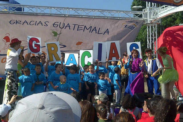 Niños pacientes de UNOP agradecen el apoyo a la carrera Arcoíris. (Foto Prensa Libre: Byron Vásquez)<br _mce_bogus="1"/>