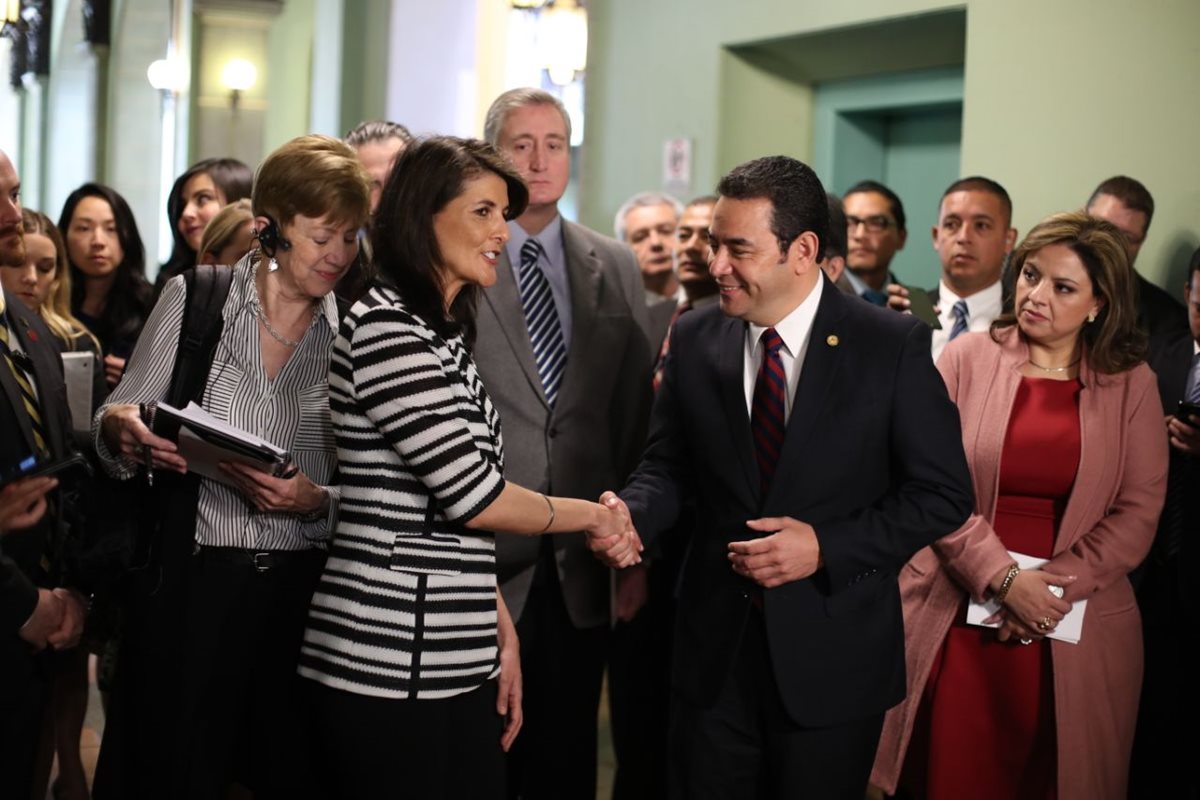 Nikky Haley recorre los pasillos del Palacio Nacional de la Cultura con el presidente Jimmy Morales y varios ministros. (Foto Prensa Libre: Paulo Raquec)