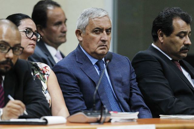 Otto Pérez Molina con gestos de molestia al escuchar que rechazaron su recusación. (Foto Prensa Libre: Paulo Raquec)