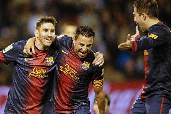 Lionel Messi y Xavi Hernández marcaron dos de los tres goles del Barcelona, ayer en su triunfo contra el Valladolid. (Foto Prensa Libre: AP)