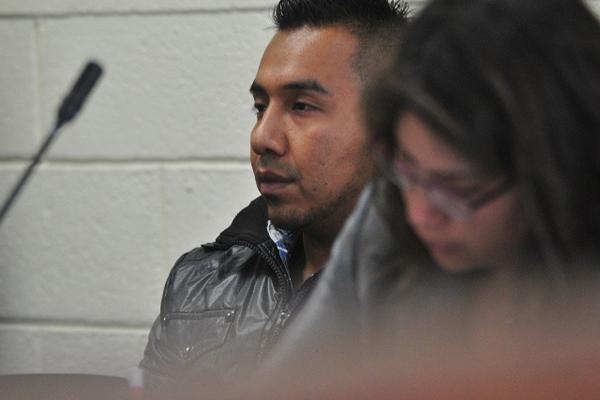 Edwin Ozman Neftaly Florián Tambriz fue sentenciado a cinco años de prisión por lesiones graves, escucha la decisión del Tribunal de Femicidio de Quetzaltenango. (Foto Prensa Libre: Alejandra Martínez)