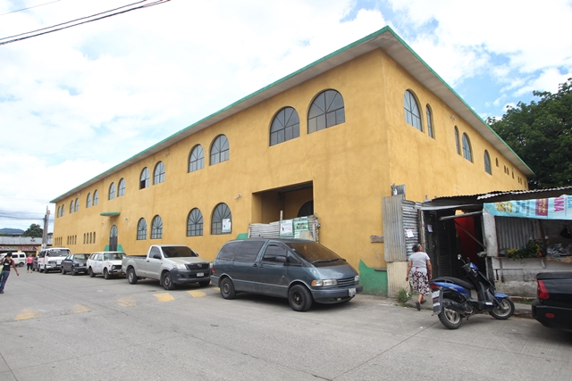 Hace tres años terminó la construcción del mercado de San Miguel Petapa, pero los comerciantes no han podido ocuparlo. (Foto Prensa Libre: Esbin García)