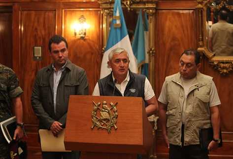El presidente Otto Pérez y ministros en conferencia de prensa. (Foto Prensa Libre: Erick Avila)