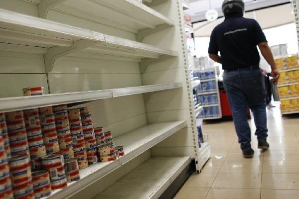 Los venezolanos padecen por no encontrar productos en las tiendas y supermercados debido a las deudas del Gobierno. (Foto Prensa Libre: EFE)