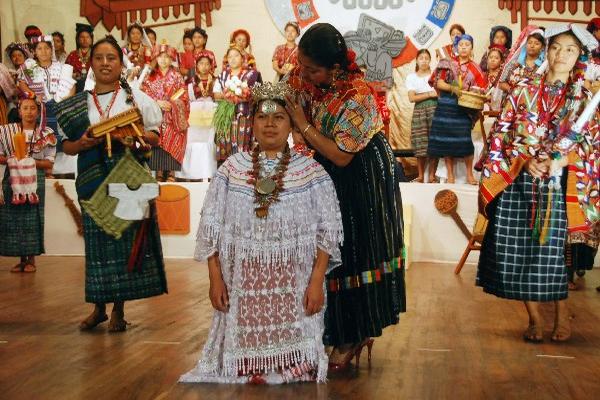 la reina anterior,  Miriam Catalina Ajanel, le coloca la corona a  Nora Elizabeth Diéguez.