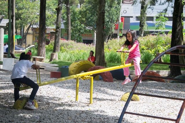 Niños se divierten en los juegos infantiles de un parque que se habilitó en la zona 5 capitalina. En zona 18 el área de recreación será más grande. (Foto Prensa Libre: Hemeroteca PL)