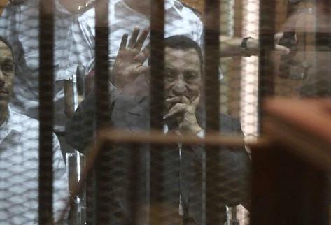 El expresidente de Egipto Hosni Mubarak, durante su juicio por malversación de fondos públicos. (Foto prensa Libre: AFP).